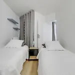 Chic And Spacious With Parking 圣日耳曼昂莱