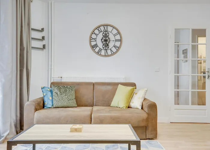 Chic And Spacious With Parking Saint-Germain-en-Laye