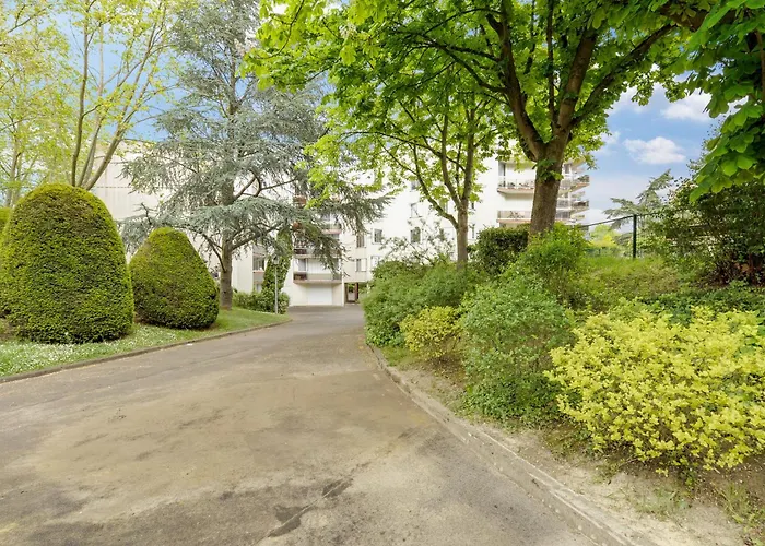 Chic And Spacious With Parking Saint-Germain-en-Laye