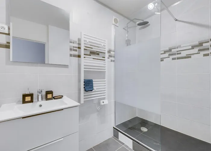 Chic And Spacious With Parking Apartment